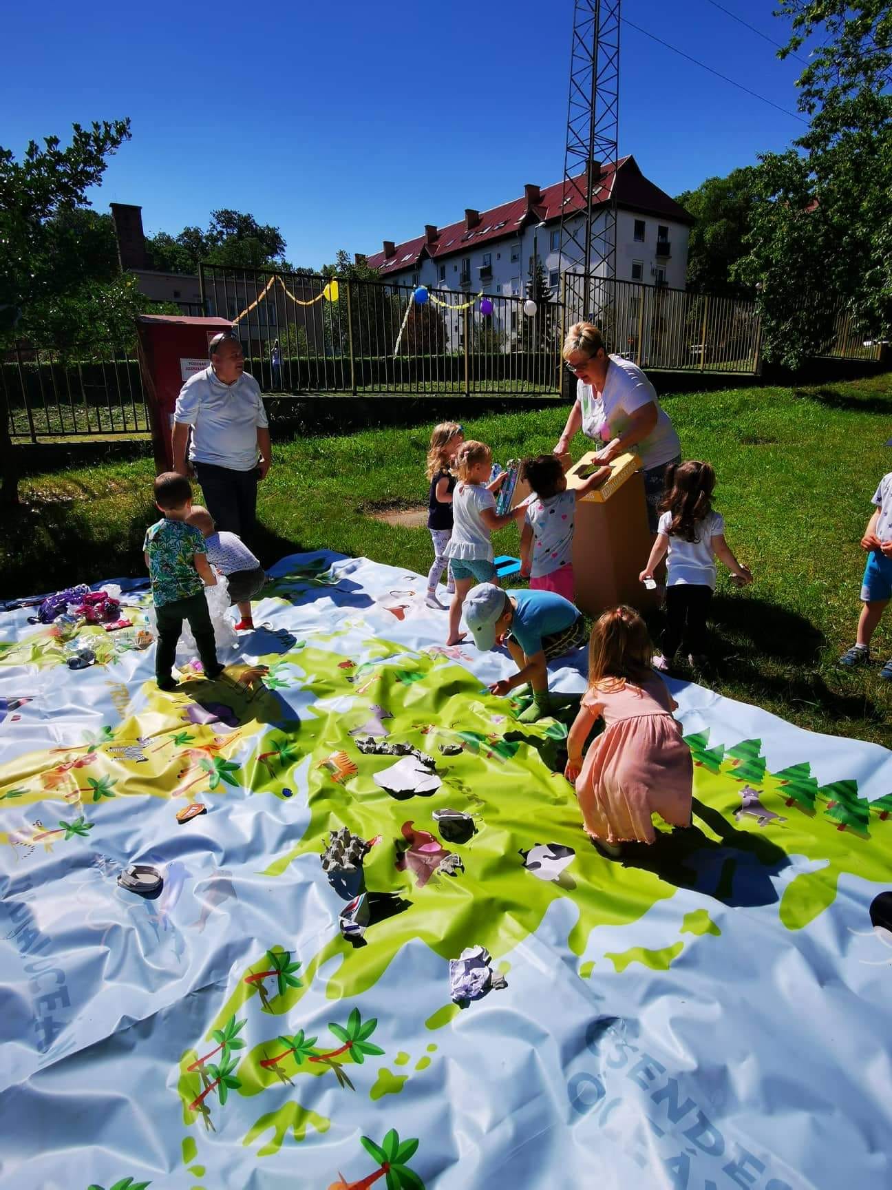 Játszószőnyegen tisztíthatták meg a gyerekek a Földet a szelektív hulladéktól