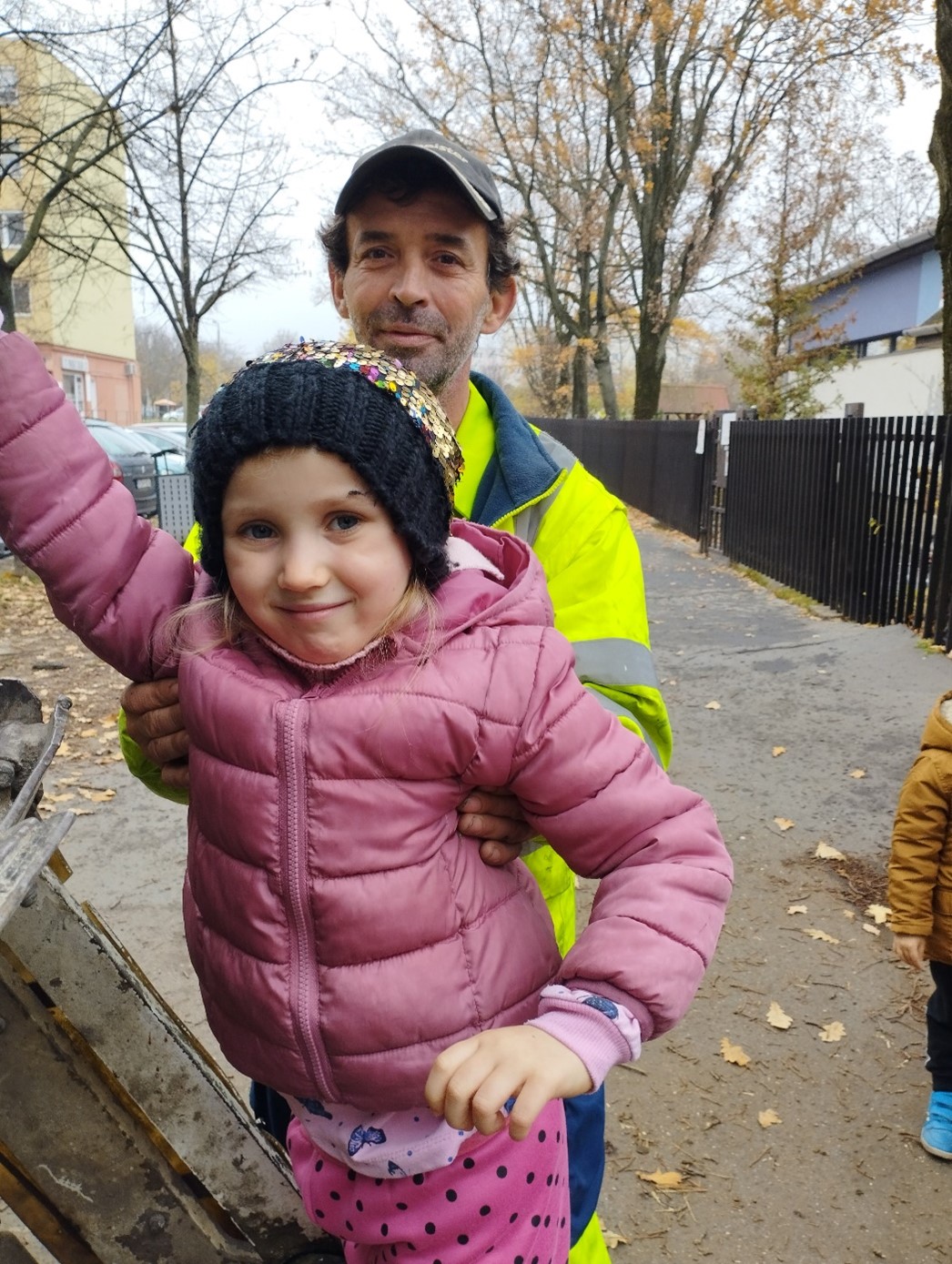 Társaságunk rakodója, Fazekas Krisztián mutatja be a kukásautó fellépőjét egy óvodás kisgyereknek