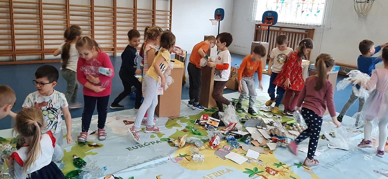 3.)	A gyerekek közös játék keretében tisztítják meg a Földet a szelektív hulladékoktól
