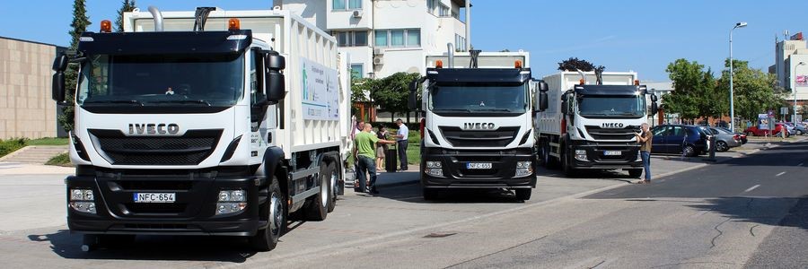 Iveco hulladékszállító teherautók parkolnak