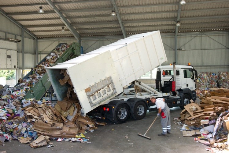 Regionális hulladékgyűjtő telephely Tatabánya szelektív válogató teherautó ürítés